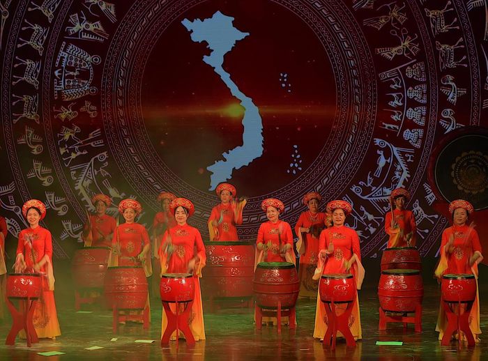 Chương trình không chỉ tôn vinh nghề làm trống truyền thống mà còn gửi gắm thông điệp về trách nhiệm gìn giữ và phát huy di sản văn hóa dân tộc.