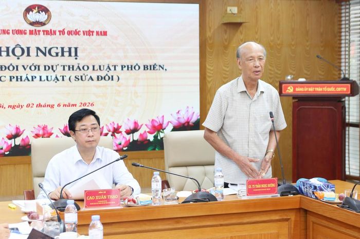 GS.TS Trần Ngọc Đường - Chủ nhiệm Hội đồng tư vấn về Dân chủ và Pháp luật UBTƯ MTTQ Việt Nam phát biểu tại Hội nghị.