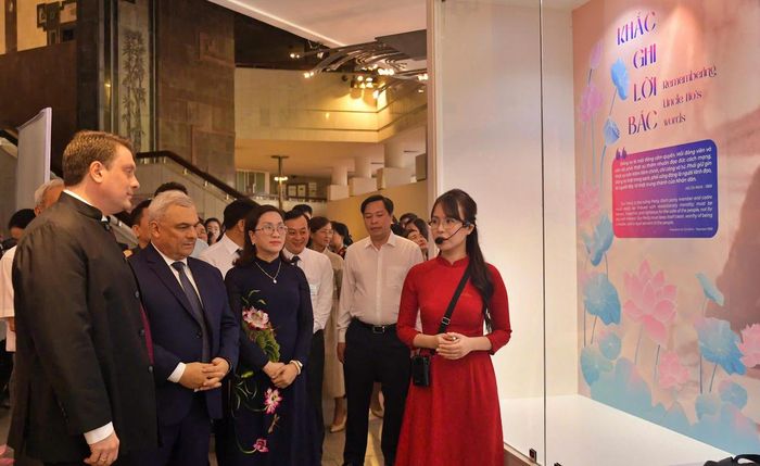 Các đại biểu tham quan triển lãm.