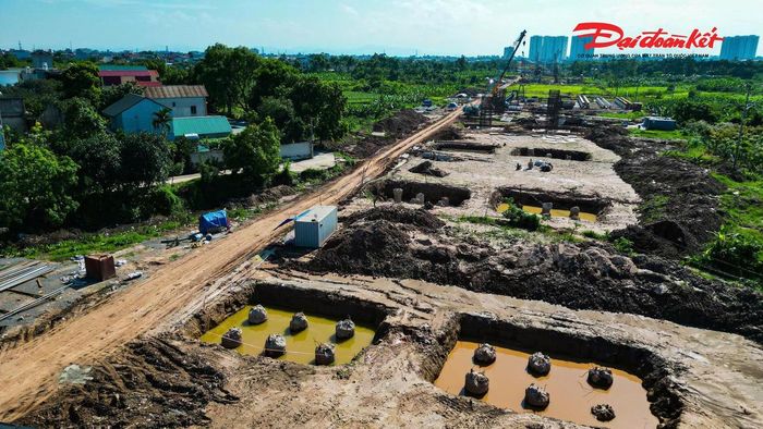 Trên công trường hiện có 18 mũi thi công đồng thời triển khai các hạng mục cầu dẫn, bệ trụ, thân trụ và đúc dầm. 