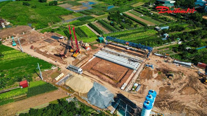 Song song với thi công cầu, các hạng mục nền đường, bãi đúc dầm và hệ thống công trình phụ trợ cũng đang được đẩy nhanh tiến độ, từng bước hoàn thiện để phục vụ các giai đoạn thi công tiếp theo.