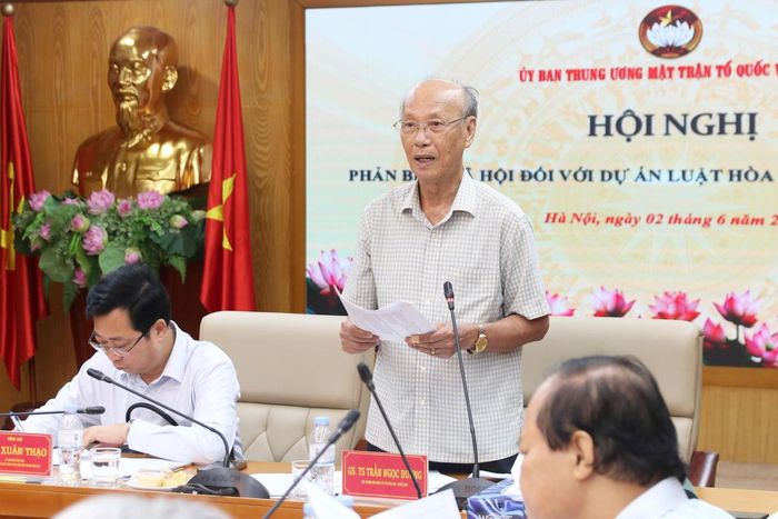 GS.TS Trần Ngọc Đường - Chủ nhiệm Hội đồng tư vấn về Dân chủ và Pháp luật UBTƯ MTTQ Việt Nam phát biểu tại Hội nghị.