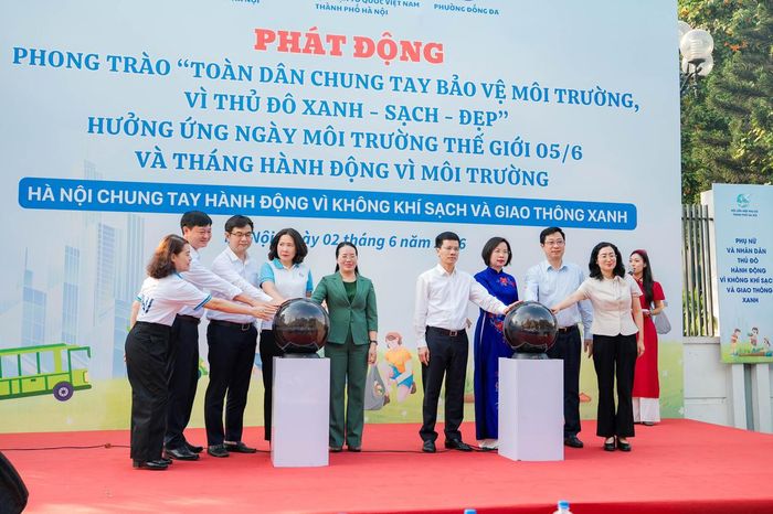Ông Cao Xuân Thạo, Phó Chủ tịch Ủy ban Trung ương MTTQ Việt Nam và các đại biểu thực hiện nghi thức phát động phong trào thi đua “Toàn dân chung tay bảo vệ môi trường, vì Thủ đô xanh - sạch - đẹp”. Ảnh: PV