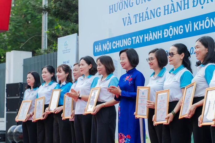 Chủ tịch Ủy ban MTTQ Việt Nam thành phố Hà Nội Bùi Huyền Mai và Chủ tịch Hội Liên hiệp phụ nữ thành phố Hà Nội Lê Kim Anh trao giải A cho các đơn vị đoạt giải Cuộc thi “Đoạn đường/Tuyến phố bích họa/nở hoa” năm 2026. Ảnh: PV