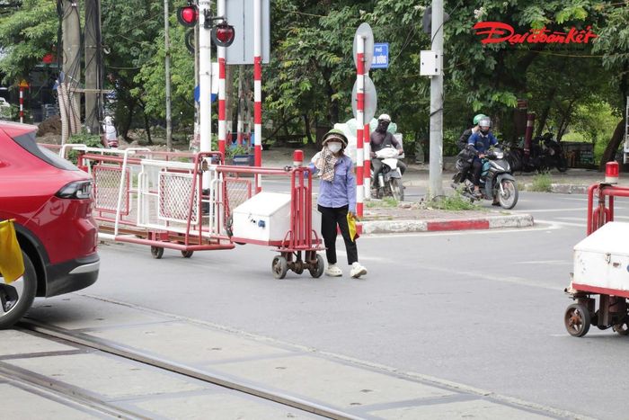 "Đây là các hành vi tiềm ẩn nguy cơ xảy ra tai nạn giao thông rất cao. Nhiều người có tâm lý vội vàng, muốn tiết kiệm thời gian, đặc biệt là nhóm xe ôm công nghệ và shipper. Trong thời gian tới, chúng tôi sẽ tiếp tục tuần tra, xử lý nghiêm các hành vi vi phạm về trật tự an toàn đường sắt; đóng các lối mở đường ngang tự phát để đảm bảo trật tự an toàn giao thông trên tuyến địa bàn quản lý", Thiếu tá Hiếu thông tin.