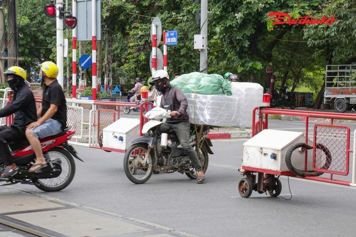Theo thống kê của Phòng CSGT Hà Nội, từ ngày 15/5 đến ngày 1/6/2026, lực lượng CSGT toàn thành phố đã xử lý 170 trường hợp vi phạm liên quan đến trật tự, an toàn giao thông đường sắt, phạt tiền hơn 176 triệu đồng và tước quyền sử dụng giấy phép lái xe đối với 10 trường hợp.