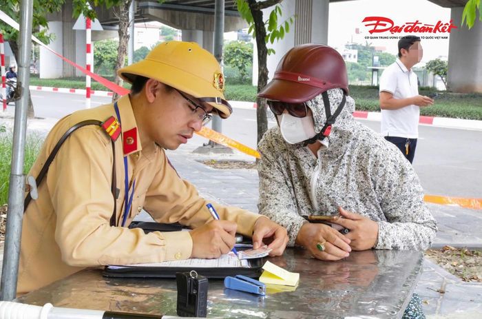 Làm việc với lực lượng chức năng, chị N.T.L. cho biết, không nắm rõ quy định về việc cấm dừng, đỗ phương tiện trong phạm vi đường ngang đường sắt. "Tôi cứ nghĩ khu vực này được phép dừng xe nên đã đỗ lại ít phút. Sau khi được giải thích, tôi chấp nhận việc xử phạt", nữ tài xế trình bày.