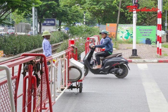 Trong số đó, hành vi dừng, đỗ phương tiện trong phạm vi đường ngang chiếm tỷ lệ lớn nhất với 154 trường hợp. Bên cạnh đó có 13 trường hợp vượt rào chắn, cần chắn hoặc vượt tín hiệu đèn đỏ tại đường ngang; 1 trường hợp làm hỏng cần chắn, giàn chắn và 2 trường hợp vi phạm khác.