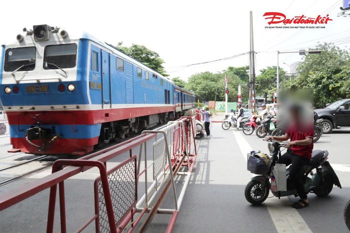 Phòng CSGT Hà Nội khuyến cáo người tham gia giao thông khi đi qua các điểm giao cắt với đường sắt cần tuyệt đối tuân thủ tín hiệu đèn, chuông cảnh báo và hệ thống rào chắn. Việc dừng lại chờ tàu đi qua chỉ mất vài phút nhưng có thể ngăn chặn những tai nạn đáng tiếc, bảo vệ an toàn cho chính bản thân, gia đình và cộng đồng.