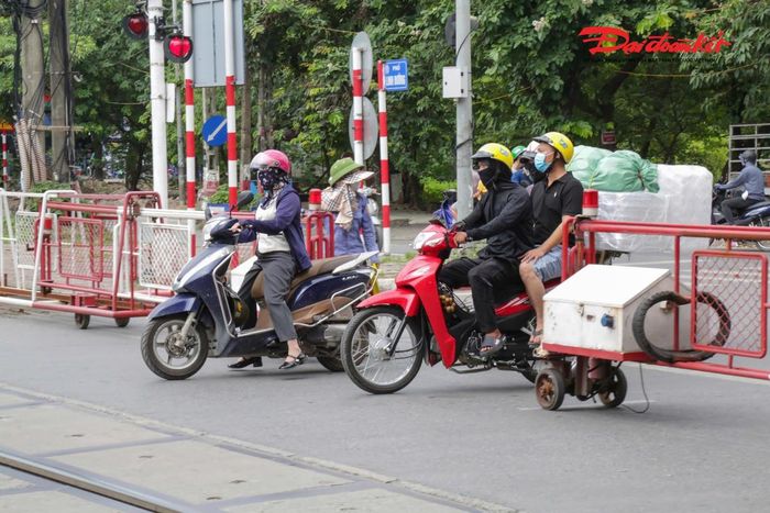 Khoảng 5 phút sau khi triển khai kiểm tra, tổ công tác tiếp tục phát hiện chị N.T.L. (SN 1967, trú tại Hà Nội) điều khiển xe máy dừng, đỗ trong phạm vi đường ngang đường sắt, vi phạm quy định về bảo đảm an toàn giao thông.