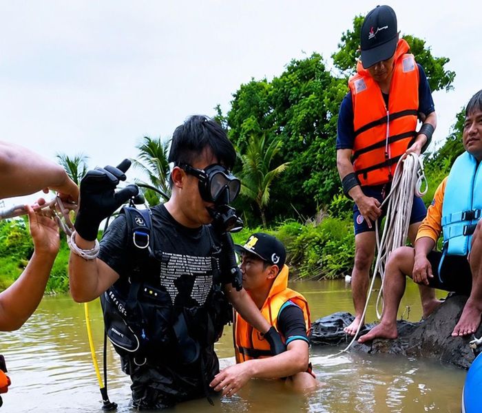  Lực lượng người nhái chuyên nghiệp được điều đến hiện trường. 