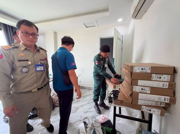  Campuchia khám xét những nơi nghi là ổ lừa đảo trực tuyến tại tỉnh Banteay Meanchey. Ảnh: KHMER TIMES 