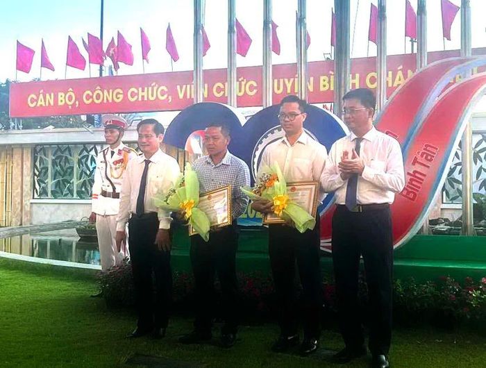  Ngày 11-12-2023, hai PV Tự Sang và Võ Tùng đại diện nhóm tác giả nhận khen thưởng từ lãnh đạo UBND huyện Bình Chánh (cũ) vì có những đóng góp tích cực trong công tác đấu tranh phòng, chống tội phạm trên địa bàn huyện. Ảnh: BT 