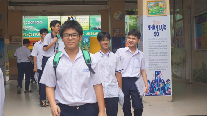 Thí sinh tươi cười rời phòng thi sau khi kết thúc giờ làm bài môn Toán. Ảnh: NGUYỄN QUYÊN