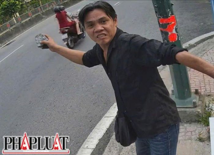  Camera an ninh ghi nhận hình ảnh Nguyễn Công Nam dùng đá ném vào tủ đổi pin xe điện. Ảnh: PHẠM HẢI 