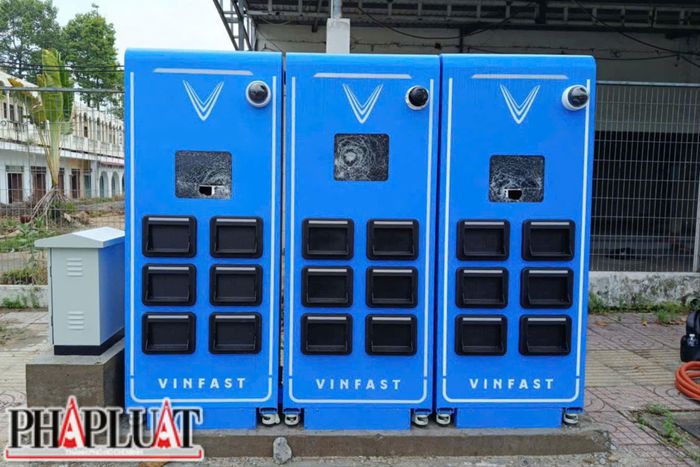  Hiện trường 3 tủ đổi pin xe điện bị hư hỏng trên đường Phạm Văn Đồng, phường Linh Xuân. Ảnh: PHẠM HẢI 
