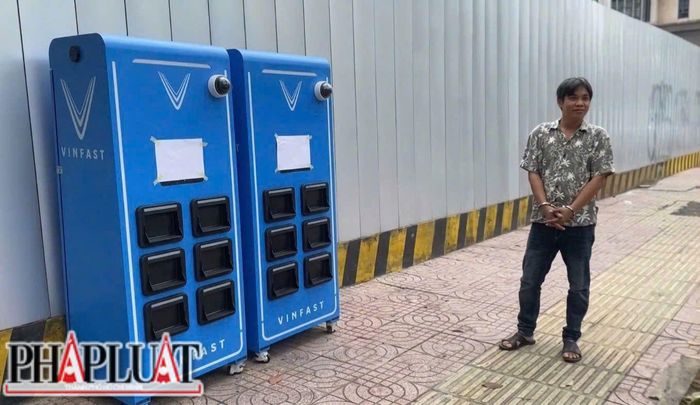  Một điểm đổi pin gần Công viên Gia Định cũng bị Nguyễn Công Nam đập phá hư hỏng. Ảnh: PHẠM HẢI 