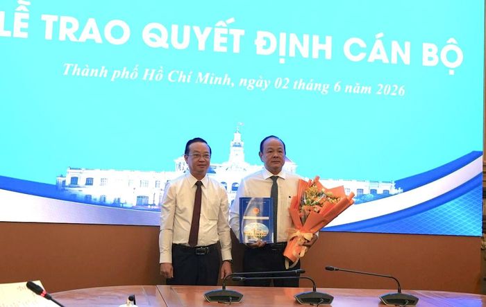  Phó Chủ tịch UBND TP.HCM Bùi Minh Thạnh cũng đã trao quyết định tiếp nhận và bổ nhiệm cho ông Nguyễn Minh Chánh. Ảnh: HÀ TRANG 