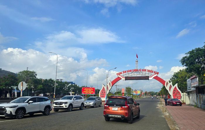 Cổng vào Trung tâm hành chính xã Hàm Thuận Nam. Ảnh PHƯƠNG NAM. 
