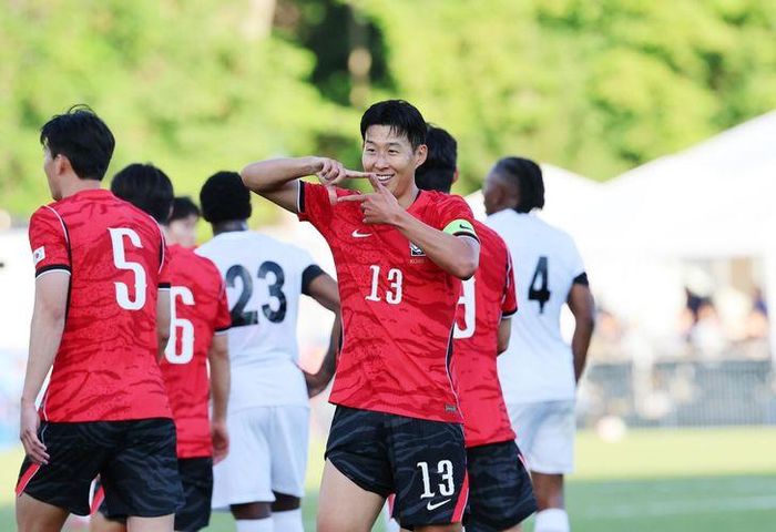 Son Heung-min tươi cười với cú đúp cho tuyển Hàn Quốc... Ảnh: K.T