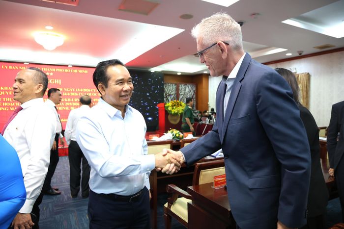  Ông Nguyễn Văn Được, Ủy viên Trung ương Đảng, Chủ tịch UBND TP.HCM, trao đổi với đại diện doanh nghiệp. Ảnh: LÊ THOA 