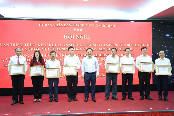  Ông Nguyễn Văn Được, Ủy viên Trung ương Đảng, Chủ tịch UBND TP.HCM, tặng bằng khen cho các sở, ngành có thành tích xuất sắc, có sáng kiến trong việc đẩy nhanh tiến độ giải quyết hồ sơ, tháo gỡ khó khăn vướng mắc. Ảnh: LÊ THOA 