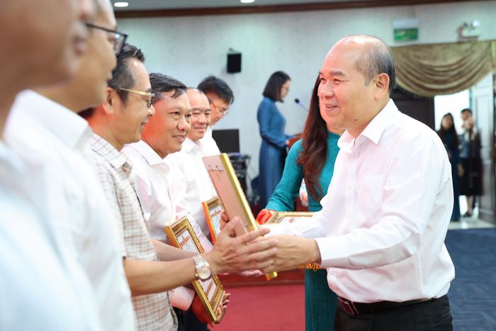  Ông Trần Văn Bảy, Phó Chủ tịch UBND TP.HCM, trao bằng khen cho cá nhân, tập thể. Ảnh: LÊ THOA 