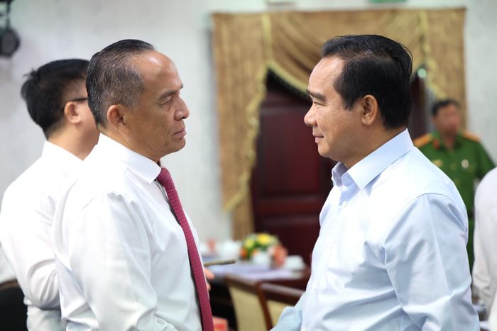  Ông Nguyễn Văn Được, Ủy viên Trung ương Đảng, Chủ tịch UBND TP.HCM, trao đổi với các đại biểu tại hội nghị. Ảnh: LÊ THOA 