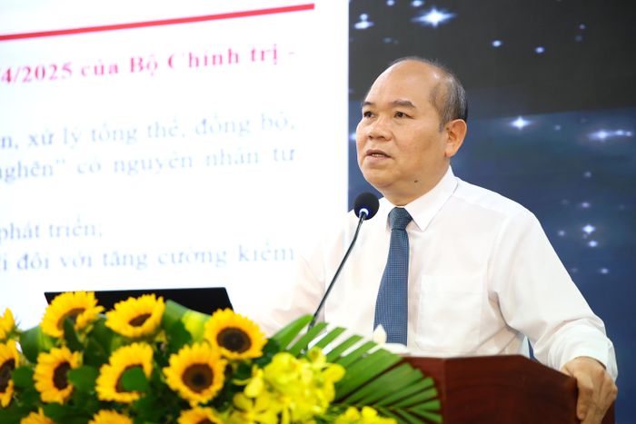  Ông Trần Văn Bảy, Phó Chủ tịch UBND TP.HCM, đã triển khai Kết luận số 24 của Bộ Chính trị, Nghị quyết số 29/2026 Quốc hội. Ảnh: LÊ THOA 