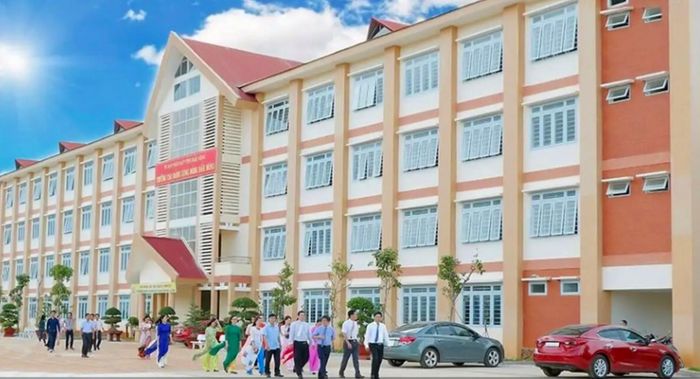  Ngoài nhập nhèm về học bổng, Trường cao đẳng cộng đồng Đắk Nông còn lập hồ sơ rút dự toán cấp bù học phí bất chấp học sinh, sinh viên thụ hưởng không còn học tại trường. 