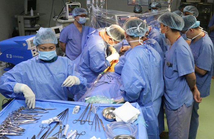 Nhân viên y tế sẽ được tăng phụ cấp trực, phẫu thuật, chống dịch và hỗ trợ tiền ăn theo quy định mới có hiệu lực từ 15-7. Ảnh: TT