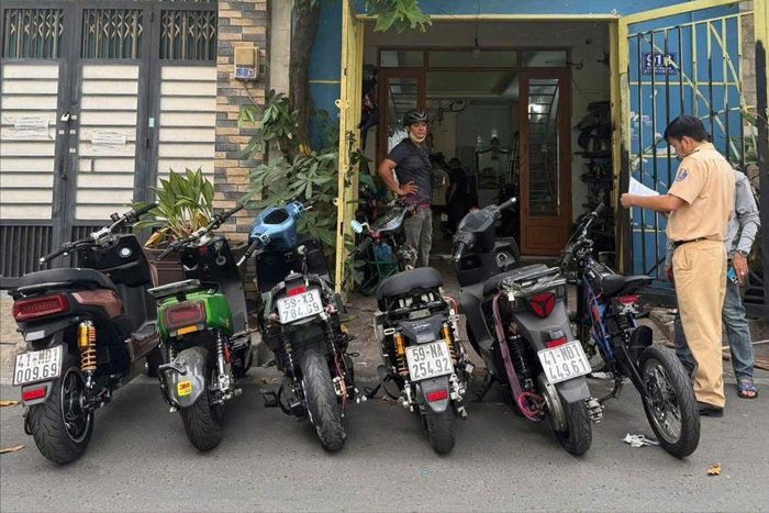  Quá trình kiểm tra, lực lượng chức năng phát hiện nhiều xe điện có dấu hiệu thay đổi kết cấu, nâng công suất trái phép. Đây là hành vi tiềm ẩn nguy cơ tai nạn giao thông và mất an toàn cho người sử dụng. Ảnh: CA 