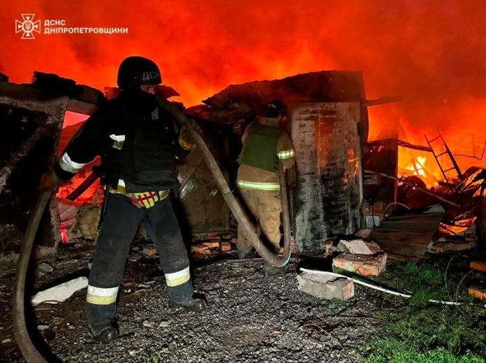 Tòa nhà ở TP Dnepropetrovsk bốc cháy do cuộc tấn công của Nga. Ảnh: DỊCH VỤ KHẨN CẤP UKRAINE