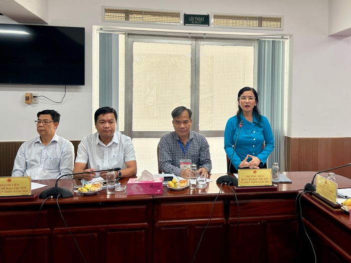 Bà Trần Thị Huyền, Quyền Giám đốc Sở GD&ĐT TP Cần Thơ tiếp thu các ý kiến góp ý của đoàn kiểm tra.