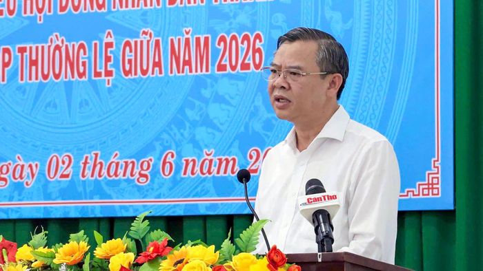 Ông Trương Cảnh Tuyên, Chủ tịch UBND TP Cần Thơ phát biểu tại buổi tiếp xúc cử tri. Ảnh: NH