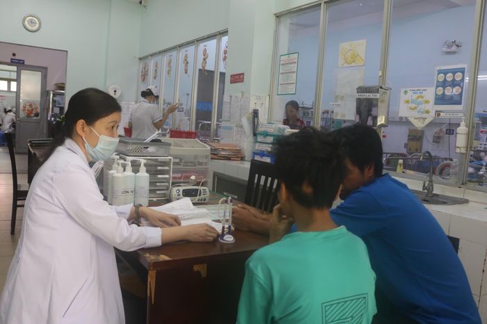 Bé trai tái khám tại Bệnh viện Nhi đồng 2. Ảnh: BVCC