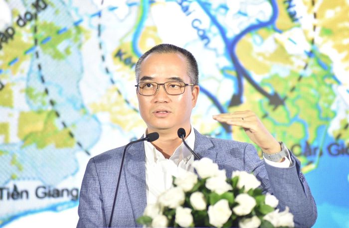  Ông Nguyễn Đỗ Dũng, chuyên gia của EnCity, nêu đề xuất TP.HCM phát triển theo mô hình '4 vùng thích ứng'. Ảnh: THANH THÙY 
