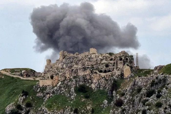 Khói bốc lên từ vụ ném bom của Israel vào làng Yohmor ở miền nam Lebanon, phía sau lâu đài Beaufort (Belfort) hồi tháng 5. Ảnh: AFP 