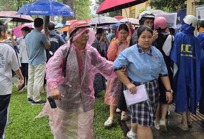 Thí sinh rời phòng thi sau khi hoàn thành môn chuyên với thời gian 150 phút. Ảnh: NT