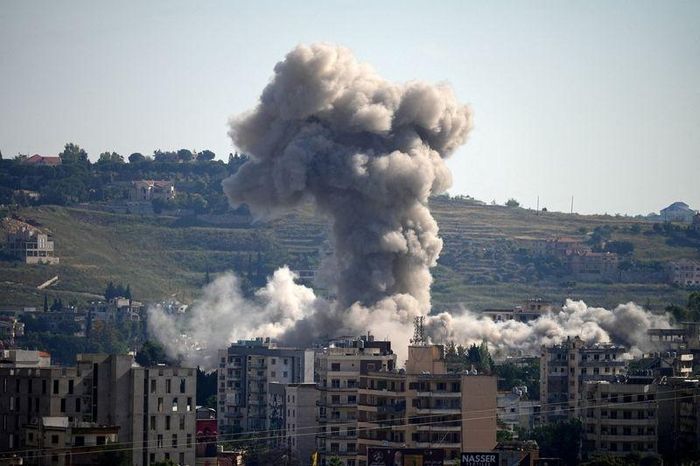  Khói bốc lên nghi ngút từ miền Nam Lebanon sau các cuộc không kích của Israel. Ảnh: Reuters.