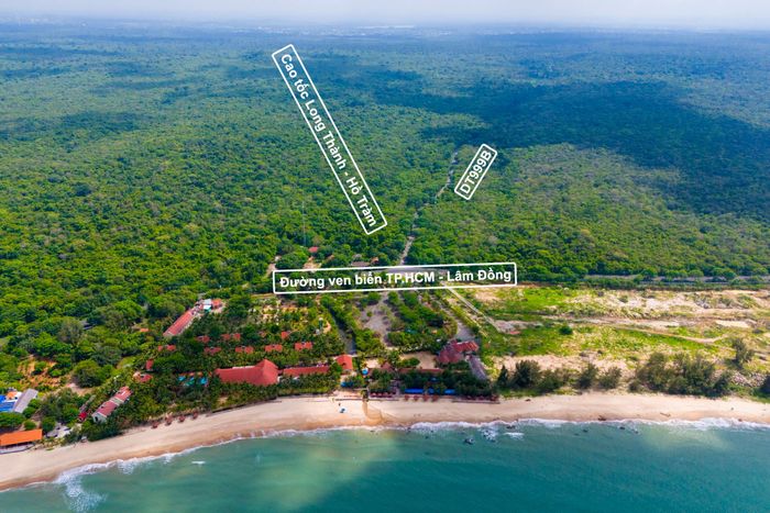  Song hành với sự phát triển của ngành du lịch, hạ tầng giao thông kết nối đến Hồ Tràm đang được đầu tư mạnh mẽ. Trong đó phải kể đến tuyến cao tốc Hồ Tràm - sân bay Long Thành (42 km), dự án đang được đẩy nhanh tiến độ để kịp khởi công trước tháng 7, đón lượng khách du lịch quốc tế dồi dào về cho địa phương trong 4 năm tới. 