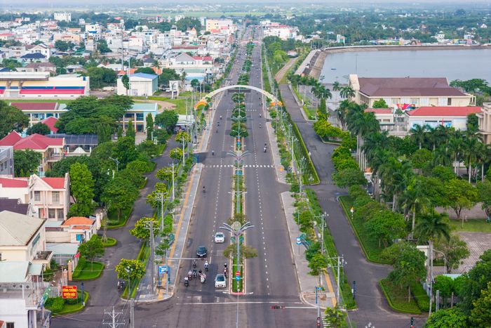  Cùng với tuyến giao thông huyết mạch Quốc lộ 55 đi qua địa bàn xã đã được mở rộng, trong tương lai, hạ tầng giao thông được đánh giá là đòn bẩy quan trọng cho du lịch xã Hồ Tràm, hướng tới mục tiêu trở thành trung tâm du lịch biển đẳng cấp quốc tế. 