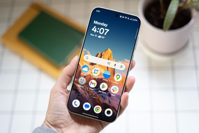  Giá smartphone tiếp tục tăng mạnh trong năm 2026. Ảnh: The Verge. 