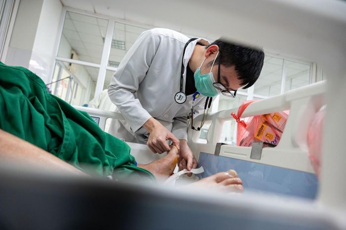  Những quy định mới được kỳ vọng góp phần cải thiện thu nhập, tạo động lực cho đội ngũ y tế ở cả tuyến cơ sở lẫn các cơ sở điều trị chuyên sâu. Ảnh: Đinh Hà. 
