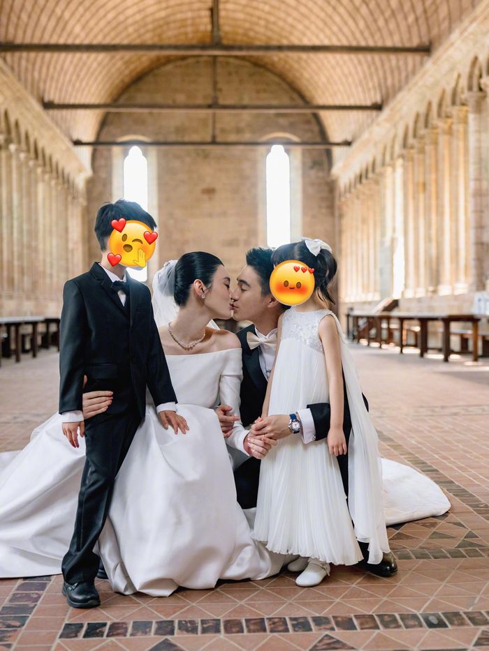 Khoảnh khắc lãng mạn của vợ chồng Hà Du Quân bên 2 con. Không gian hôn lễ được thiết kế sang trọng, riêng tư với sự tham gia của gia đình cùng những người bạn thân thiết. Trước ngày cưới, Hề Mộng Dao gần như không tiết lộ bất kỳ thông tin nào liên quan đến kế hoạch tổ chức hôn lễ. Một số khán giả sau đó phát hiện nữ siêu mẫu từng đăng tải hình ảnh du lịch cùng chồng tại khu vực Mont Saint-Michel. Điều này làm dấy lên suy đoán cặp đôi đã âm thầm chuẩn bị cho hôn lễ từ khá lâu trước khi chính thức công bố.
