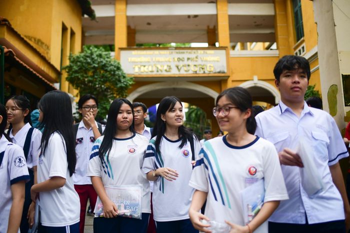 Không khí tại điểm thi nằm trên đường Nguyễn Bỉnh Khiêm trở nên sôi động khi dòng thí sinh ùa ra khỏi cổng trường. Các tình nguyện viên đồng loạt hô vang: “Chúc mừng em hoàn thành bài thi Toán, giữ sức chiều thi chuyên”. Nhiều học sinh giơ cao tay chào bạn bè, tranh thủ trao đổi nhanh về đáp án trước khi ra về. 