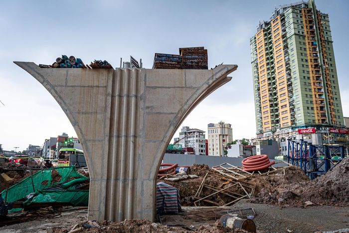  Dự án đặt mục tiêu hoàn thành phần nền đường trước ngày 2/9. Trong khi đó, hai cầu vượt tại nút giao Láng Hạ và Nguyễn Chí Thanh cũng được tăng tốc thi công, hướng tới hoàn thiện vào cuối năm để đưa toàn tuyến vào vận hành. 