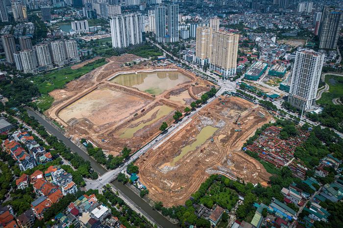  Dự án hồ điều hòa Mễ Trì (Đồng Bông 2) tại phường Đại Mỗ là công trình hạ tầng nhằm tăng khả năng trữ nước và giảm áp lực ngập úng cho khu vực phía Tây Hà Nội. Công trình có quy mô khoảng 17,2 ha, dung tích điều tiết hàng trăm nghìn mét khối nước. Tổng mức đầu tư của dự án gần 400 tỷ đồng. Khi hoàn thành, hồ điều hòa Mễ Trì được kỳ vọng sẽ góp phần xử lý các điểm ngập cục bộ, cải thiện hệ thống thoát nước và bổ sung không gian cảnh quan cho khu vực Mễ Trì cùng các vùng lân cận. 