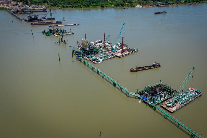  Dự án cầu Trần Hưng Đạo là công trình giao thông trọng điểm bắc qua sông Hồng của Hà Nội, với tổng mức đầu tư khoảng 16.000 tỷ đồng. Tuyến đường có điểm đầu tại khu vực ngã 5 Trần Hưng Đạo - Trần Thánh Tông - Lê Thánh Tông, thuộc địa bàn các phường Cửa Nam và Hai Bà Trưng. Điểm cuối của dự án kết nối với phố Nguyễn Sơn, đi qua địa bàn các phường Long Biên và Bồ Đề. Toàn tuyến dài 4,18 km. 