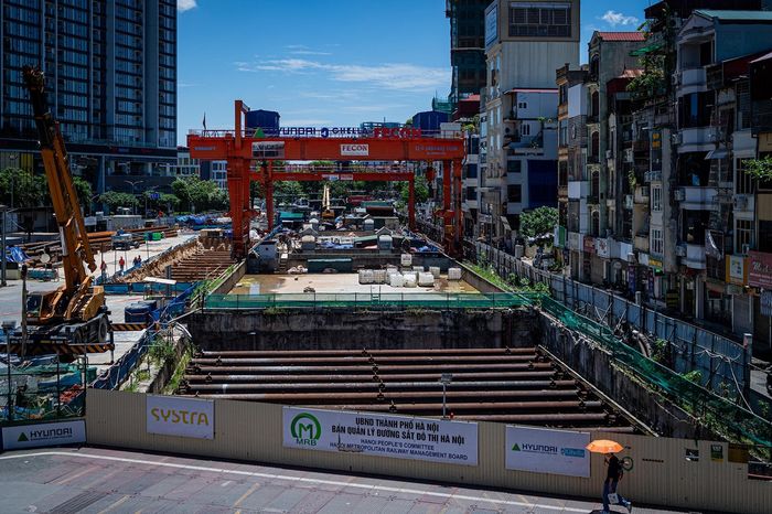  Ga ngầm Kim Mã (S9) là một trong bốn ga ngầm thuộc tuyến đường sắt đô thị Nhổn - ga Hà Nội. Từ cuối năm 2018, một phần đường Kim Mã được quây rào để phục vụ thi công ga ngầm. Đoạn hầm dài 4 km từ ga S9 đến ga S12 đã được đào thông. Tuy nhiên, khu vực mặt đường phía trên vẫn đang thi công khiến mặt đường bị thu hẹp, ảnh hưởng đến việc lưu thông của người dân qua khu vực này. 
